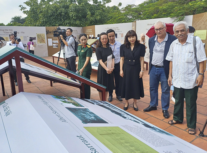Các đại biểu tham quan triển lãm 